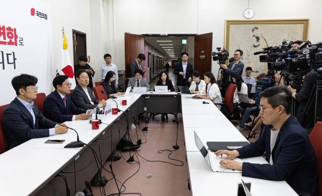 박형수(왼쪽 두 번째) 국민의힘 원내수석부대표가 13일 오전 서울 여의도 국회에서 현안 관련 기자 간담회를 하고 있다. 뉴스1