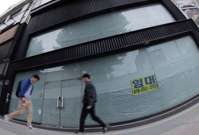 지난달 23일 서울 종로구의 한 건물 1~2층 매장에 임대 안내 문구가 붙어있다. 뉴스1