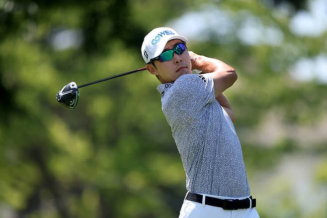 하나은행 인비테이셔널 4라운드 1번 홀에서 티샷을 하고 있는 최진호. 사진제공 | KPGA