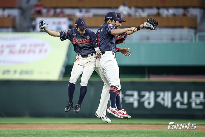 롯데 선수들이 14일 문학 SSG전에서 승리 세리머니를 하고 있다. 롯데 자이언츠 제공
