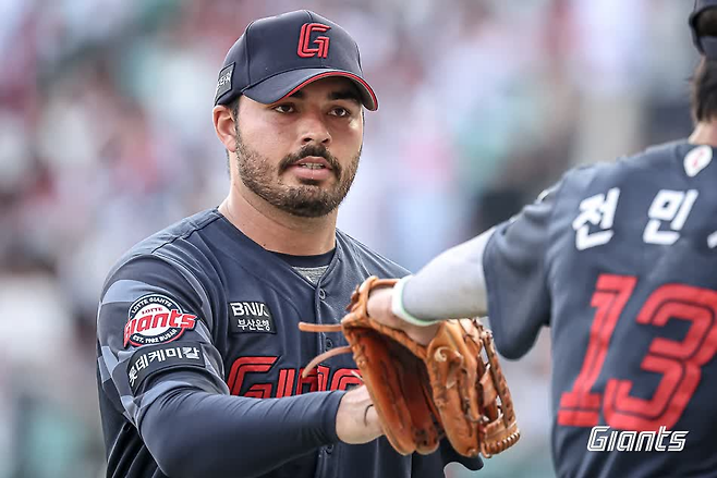 롯데 새 외인투수 감보아가 14일 문학 SSG전에서 전민재와 서로를 격려하고 있다. 롯데 자이언츠 제공