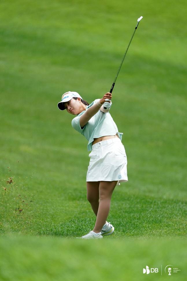 김시현이 14일 한국여자오픈 3라운드에서 아이언샷을 시도하고 있다. /사진=대회조직위 제공