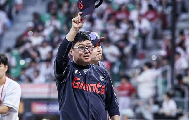 14일 경기를 마치고 원정 팬들에게 인사하는 김태형 감독. /사진=롯데 자이언츠