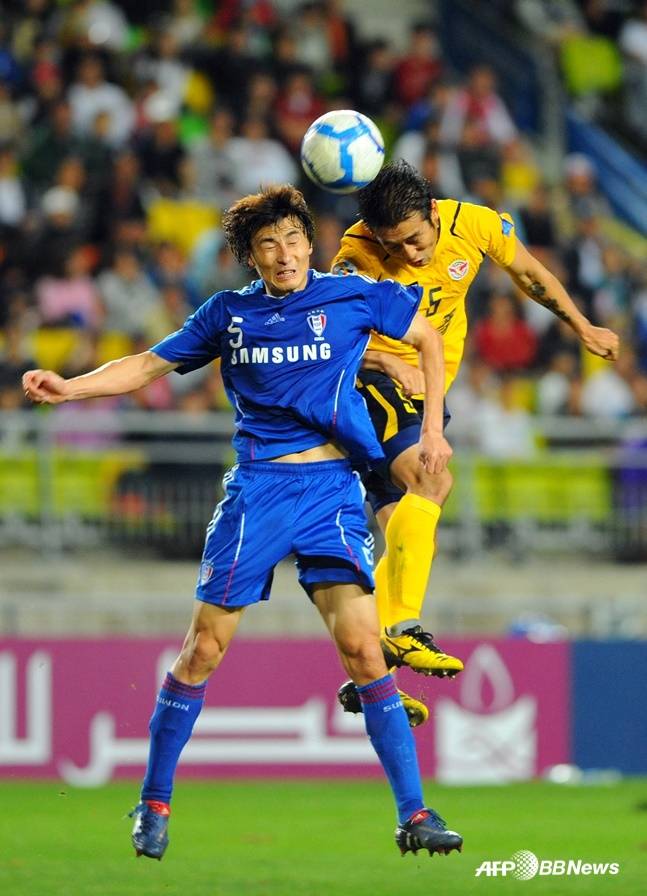 수원 삼성 시절 리 웨이펑(왼쪽). /AFPBBNews=뉴스1