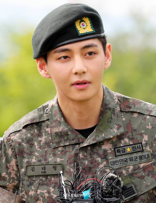 [춘천=뉴시스] 김혜진 기자 = 군 복무를 마친 방탄소년단 RM, 뷔가 10일 오전 강원 춘천시 한 부대 인근에서 전역인사를 하고 있다. 2025.06.10. jini@newsis.com /사진=김혜진