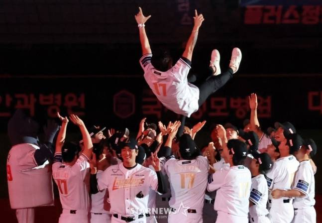 14일 열린 은퇴식에서 헹가래를 받고 있는 추신수. /사진=강영조 선임기자