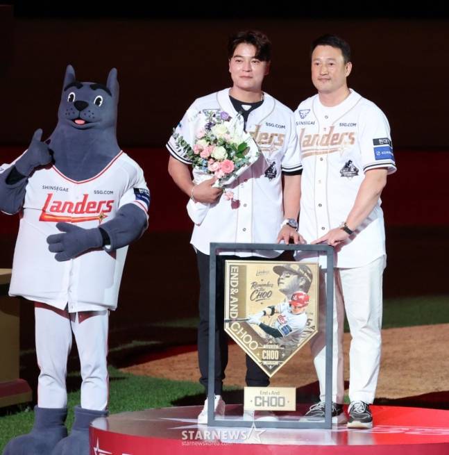 은퇴식에서 김재현 SSG 단장(오른쪽)으로부터 베이스액자를 선물받고 있는 추신수(가운데). /사진=강영조 선임기자