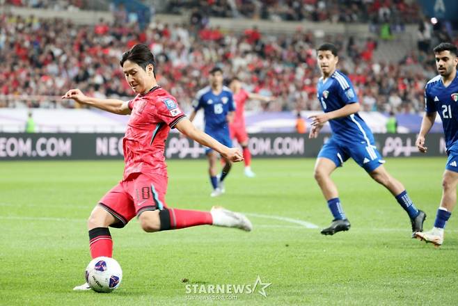 대한민국 이강인이 10일 서울월드컵경기장에서 북중미월드컵 최종예선 마지막 경기인 쿠웨이트전이 열리는 가운데 후반전 초반 골을 성공시킨후 동료들과 자축하고 있다. /사진=강영조 선임기자