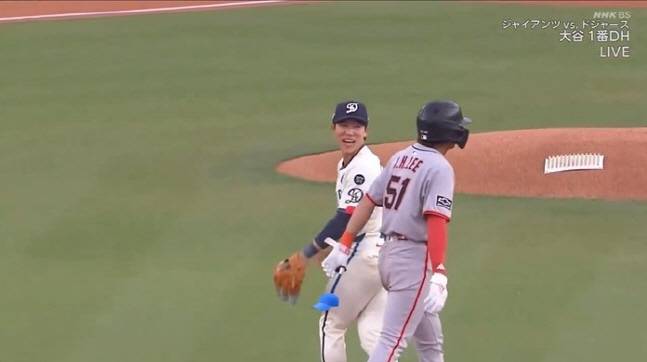 김혜성(왼쪽)과 이정후가 1회초 수비 종료 후 미소를 짓고 있다. /사진=NHK 중계화면 갈무리