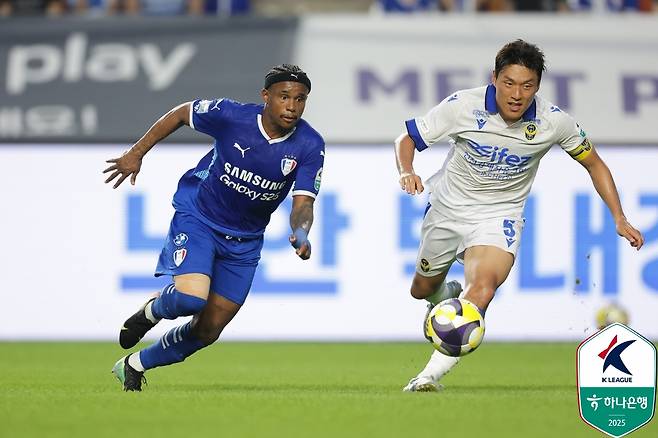 파울리뉴(왼쪽)와 이명주. /사진=한국프로축구연맹 제공