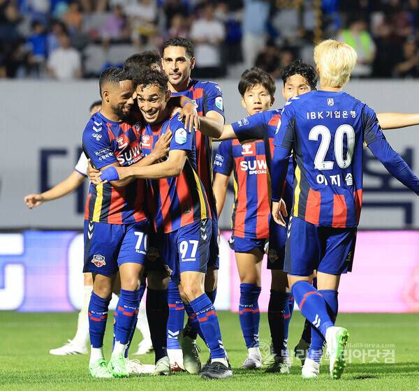 수원FC 루안이 후반 32분 중거리 슛을 성공시키고 안데르손과 함께 기뻐하는 모습, 그러나 VAR 판정으로 골은 무효 판정으 받았다.