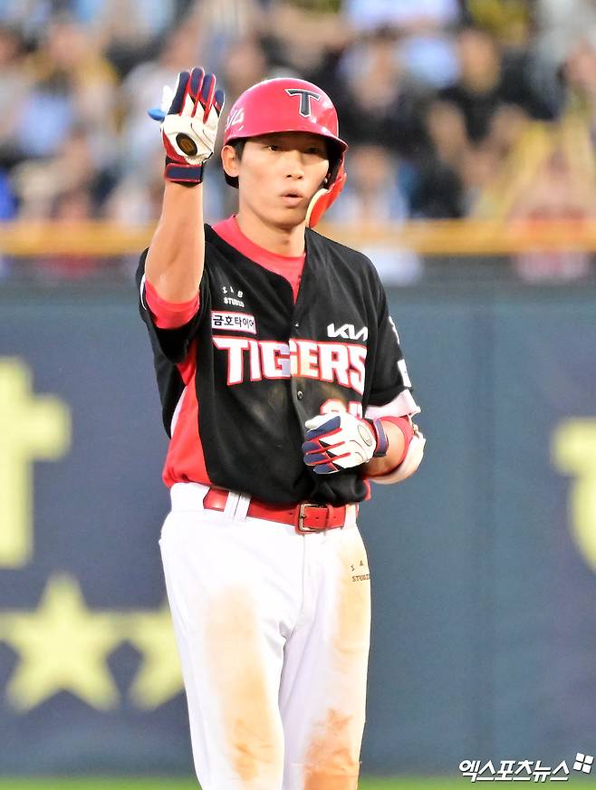 3일 오후 서울 송파구 잠실야구장에서 열린 '2025 신한 SOL Bank KBO리그' KIA 타이거즈와 두산 베어스의 경기, 8회초 1사 2루 KIA 김호령이 1타점 2루타를 날리고 있다. 엑스포츠뉴스 DB