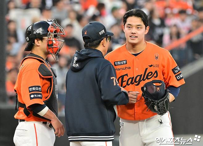 26일 오후 대전 한화생명 볼파크에서 열린 '2025 신한 SOL Bank KBO리그' KT 위즈와 한화 이글스의 경기, 8회초 2사 1루 한화 문동주가 마운드를 내려가고 있다. 대전, 김한준 기자