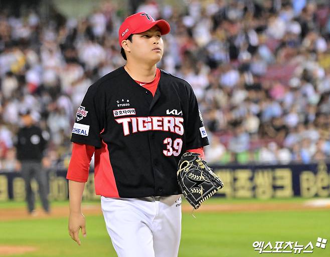 5일 오후 서울 송파구 잠실야구장에서 열린 '2025 신한 SOL Bank KBO리그' KIA 타이거즈와 두산 베어스의 경기, 8회말 수비를 마친 KIA 최지민이 더그아웃으로 향하고 있다. 엑스포츠뉴스 DB