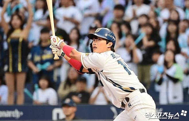 30일 오후 경상남도 창원NC파크에서 열린 '2025 신한 SOL Bank KBO리그' 한화 이글스와 NC 다이노스의 경기, 2회말 NC 최정원이 타격하고 있다. 엑스포츠뉴스 DB