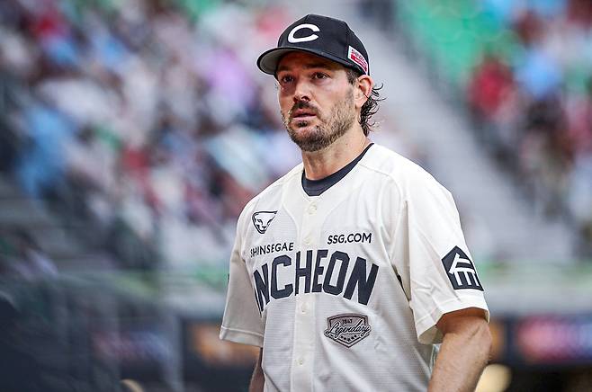 SSG 랜더스 외국인 투수 드류 앤더슨이 15일 인천 SSG랜더스필드에서 열린 2025 신한 SOL Bank KBO리그 롯데 자이언츠와의 팀 간 11차전에 선발등판, 7이닝 무실점 완벽투로 팀 승리를 이끌었다. 사진 SSG 랜더스