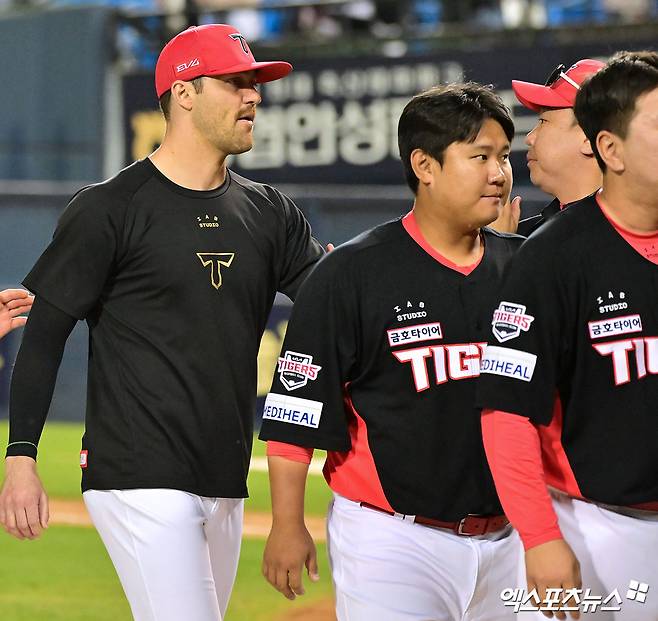 4일 오후 서울 송파구 잠실야구장에서 열린 '2025 신한 SOL Bank KBO리그' KIA 타이거즈와 두산 베어스의 경기, KIA가 위즈덤의 결승 투런 홈런과 최원준의 투런 홈런에 힘입어 두산에 8:3 승리를 거뒀다.  KIA 이범호 감독이 선수들과 함께 기뻐하고 있다. 엑스포츠뉴스 DB