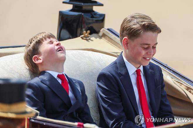 마차 타고 가다가 '빵 터진' 루이 왕자와 조지 왕자 [로이터 연합뉴스]