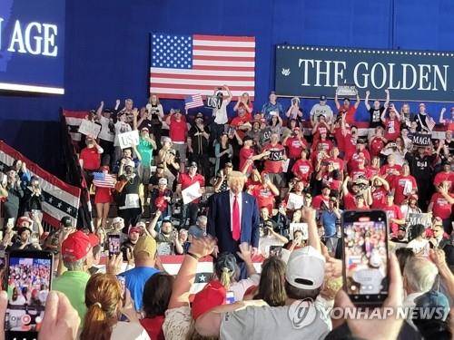 지지자들 앞에서 연설하는 트럼프 [연합뉴스 자료사진 재판매 및 DB금지] 도널드 트럼프 미국 대통령이 4월29일(현지시간) 미국 미시간주 머콤 카운티에서 열린 취임 100일 기념 연설 행사에 참석한 모습. 2025.4.30 
    jhcho@yna.co.kr