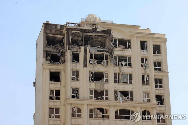 이스라엘의 폭격을 맞은 테헤란 건물 [AFP/타스님뉴스 연합뉴스 자료사진 재판매 및 DB 금지]