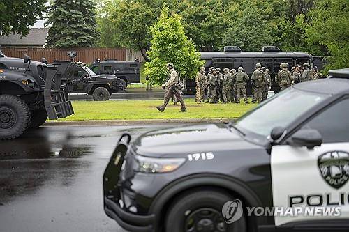 미네소타주 주의원 총격 피살 주변의 경찰 [브루클린파크<미네소타주> AP=연합뉴스. 재판매 및 DB 금지]