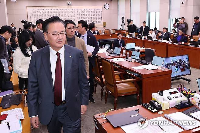 국회 법사위 파행 (서울=연합뉴스) 김주성 기자 = 26일 국회 법제사법위원회 전체회의에서 국민의힘 의원들이 더불어민주당 소속 정청래 위원장의 의사진행에 항의하며 회의장을 나가고 있다.
이날 법사위에서는 명태균 특검법과 주주에 대한 이사의 충실 의무 등을 골자로 한 상법 개정안에 대한 심사를 한다. 2025.2.26 utzza@yna.co.kr