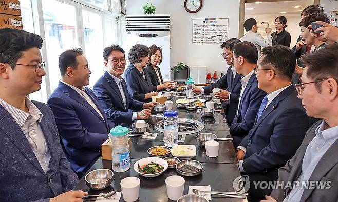 김민석 총리 후보자, "밥상물가 안정을 위해" (서울=연합뉴스) 김민석 국무총리 후보자가 13일 서울 종로구 통의동 금융감독연수원에 마련된 청문회 준비단 사무실에서 밥상물가 안정을 위한 경청 간담회를 마친 뒤 인근 식당에서 참석자들과 오찬을 함께하고 있다. 2025.6.13 [국무총리 후보자 인사청문준비단 제공. 재판매 및 DB 금지] photo@yna.co.kr