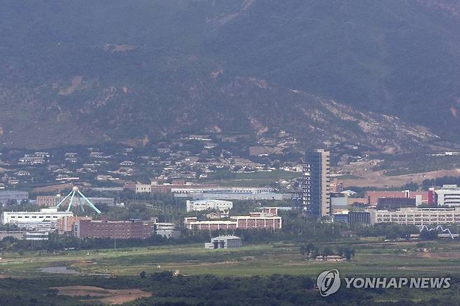 적막한 개성공단 (파주=연합뉴스) 임병식 기자 = 지난해 6월 25일 경기도 파주시 접경지역에서 바라본 서부전선 비무장지대(DMZ) 너머로 개성공단 일대가 적막하다. 
    이날 미국의소리(VOA) 방송은 위성사진 분석 결과 북한이 개성공단 안에 건물을 새로 짓는 것으로 추정된다고 보도했다. 2024.6.25 andphotodo@yna.co.kr