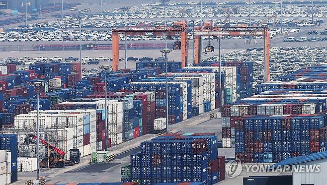 '트럼프 관세' 속 5월 수출 1.3%↓…미중 수출 8%대 감소 (평택=연합뉴스) 홍기원 기자 = 한국의 5월 수출이 작년보다 1.3% 감소하면서 수출 증가율이 4개월 만에 마이너스로 떨어졌다.
    핵심 주력 상품인 반도체 수출은 역대 5월 최고치를 기록해 양호했지만, 미국의 관세 부과 영향에 자동차를 중심으로 한 대미 수출이 전달에 이어 감소했다. 
    사진은 1일 경기도 평택항에 컨테이너가 쌓여 있는 모습. 2025.6.1 xanadu@yna.co.kr