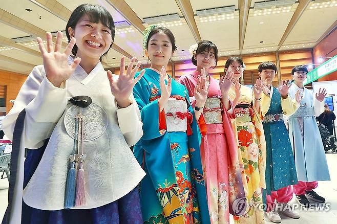 한일 학생들과 함께하는 2024년 한일축제한마당 (서울=연합뉴스) 진연수 기자 = 22일 서울 강남구 코엑스에서 열린 '제20회 한일축제한마당 2024 in Seoul'에서 한복과 유카타 등을 입은 관계자들이 포즈를 취하고 있다. 2024.9.22 jin90@yna.co.kr