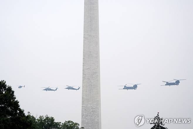 미 육군 창설 250주년 열병식 (워싱턴 AP=연합뉴스) 14일(현지시간) 미국 워싱턴DC에서 열린 미 육군 창설 250주년 기념 열병식에서 육군 헬리콥터들이 비행하고 있다. 2025.6.14