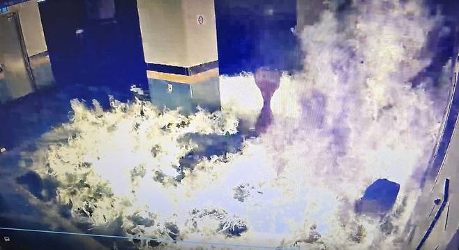 방화 당시의 모습이 담긴 CCTV 영상 촬영 [박재천]