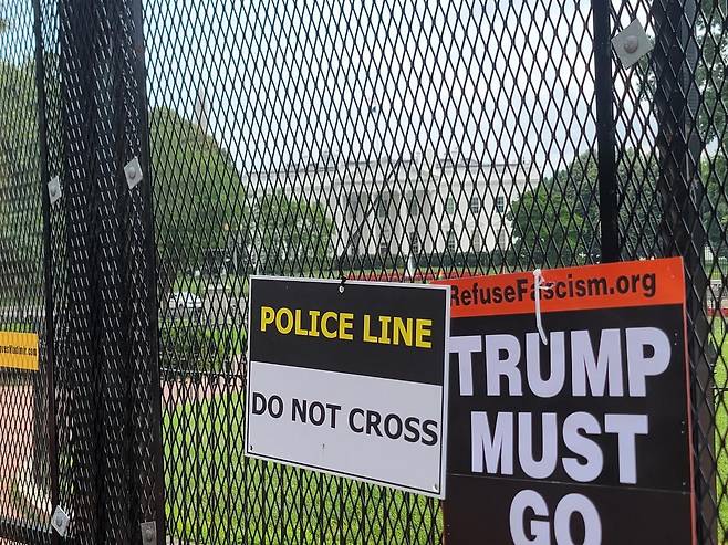 백악관과 광장 사이 철제 펜스에 붙은 반트럼프 구호 (워싱턴=연합뉴스) 조준형 특파원= 14일(현지시간) 워싱턴 DC에서 열린 미 육군 창설 250주년 기념 열병식을 앞두고 백악관 인근 라파예트 광장에서 반(反) 트럼프 시위가 열렸다.
백악관과 광장 사이의 철제 펜스에 '트럼프는 떠나야 한다'는 구호가 적힌 피켓이 붙어있다.
2025.6.15 jhcho@yna.co.kr