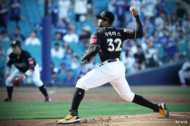 14일 삼성전에서 역투하는 kt 쿠에바스 [kt wiz 제공. 재판매 및 DB 금지]