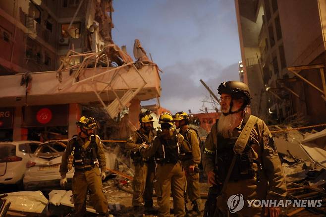 이란의 보복 공격에 붕괴된 이스라엘의 빌딩 [AFP=연합뉴스 자료사진. 재판매 및 DB 금지]