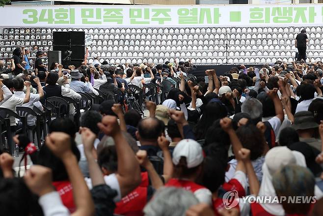 민족민주열사 희생자 범국민추모제 (서울=연합뉴스) 김성민 기자 = 전국민주노동조합총연맹(민주노총)이 15일 서울 중구 서울시청 인근에서 연 '민족민주열사 희생자 범국민추모제'에서 참가자들이 구호를 외치고 있다. 2025.6.15 ksm7976@yna.co.kr