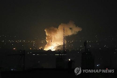 이스라엘 공습에 이란 테헤란에 화염이 솟는 모습.  [AP 연합뉴스 자료사진. 재판매 및 DB 금지]
