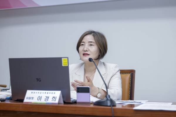 국민의힘 이경희 의원이 2025년 구리시의회 행정사무감사 특별위원회 위원장으로 회의를 진행하고 있다. /구리시의회 제공