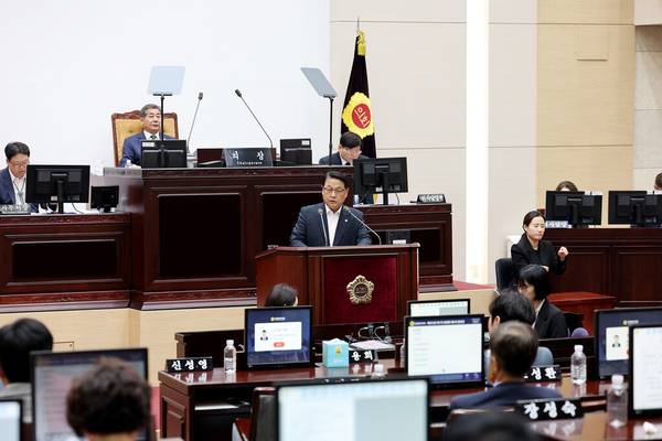 제302회 인천시의회 제1차 정례회 제2차 본회의가 열린 16일 본회의장에서 김대중의원이 상상플랫폼 관련 질의를 하고 있다. 2025.6.16 /인천시의회제공