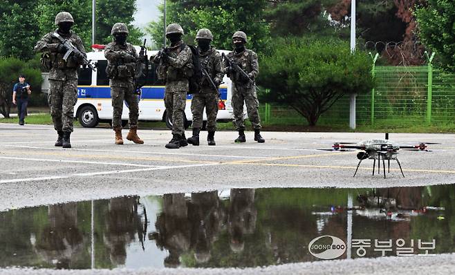 16일 오후 광명시 노온정수장에서 육군 제51보병사단 승리대대, 광명경찰서, 광명소방서, 광명시청 등 총 60여 명이 참여한 가운데 화랑훈련의 일환으로 열린 통합방위훈련에서 육군 제51보병사단 장병들이 적 드론 공격 상황을 가정해 훈련하고 있다. 김경민기자