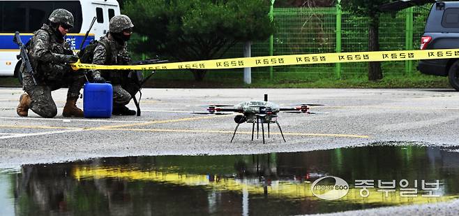 16일 오후 광명시 노온정수장에서 육군 제51보병사단 승리대대, 광명경찰서, 광명소방서, 광명시청 등 총 60여 명이 참여한 가운데 화랑훈련의 일환으로 열린 통합방위훈련에서 육군 제51보병사단 장병들이 적 드론 공격 상황을 가정해 훈련하고 있다. 김경민기자