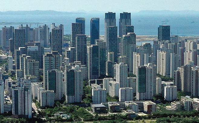 인천시 연수구 동춘동 청량산에서 바라본 동춘동과 송도국제도시. 연합뉴스 자료사진