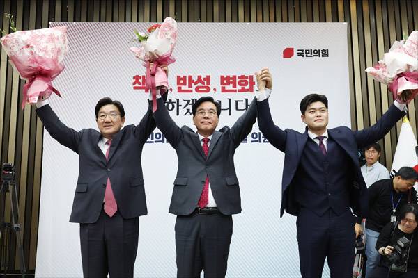 국민의힘 신임 원내대표로 당선된 송언석 의원이 16일 원내대표 선출 의원총회가 열린 국회 회의장에서 권성동 전 원내대표, 김용태 비상대책위원장과 기념촬영을 하고 있다. <연합뉴스>