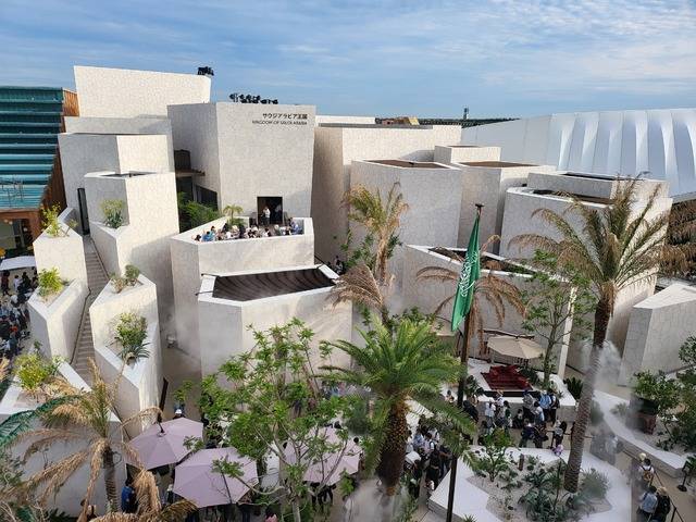 대기중인 관람객이 더위에 대비한 사우디아라비아 파빌리온, 그늘막과 야자수에서 나오는 미스트로 폭염을 대비하고 있다. 사진=김윤정 기자