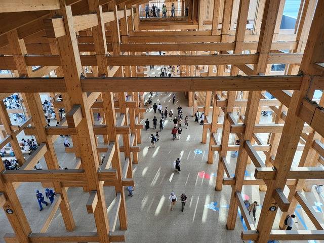 엑스포 현장 그늘이 되어주고 있는 그랜드 링 안쪽 모습. 사진=김윤정 기자