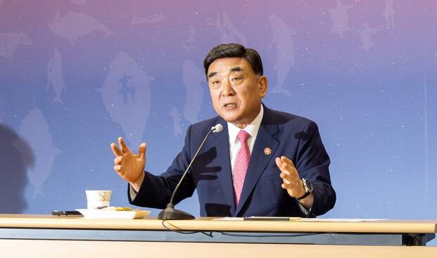 김두겸 울산시장이 16일 울산시청 프레스센터에서 SK와 아마존 웹 서비스(AWS)의 '울산 AI 데이터센터' 유치와 관련해 경제 파급 효과와 향후계획 등에 대해 설명하고 있다. 최지원 기자