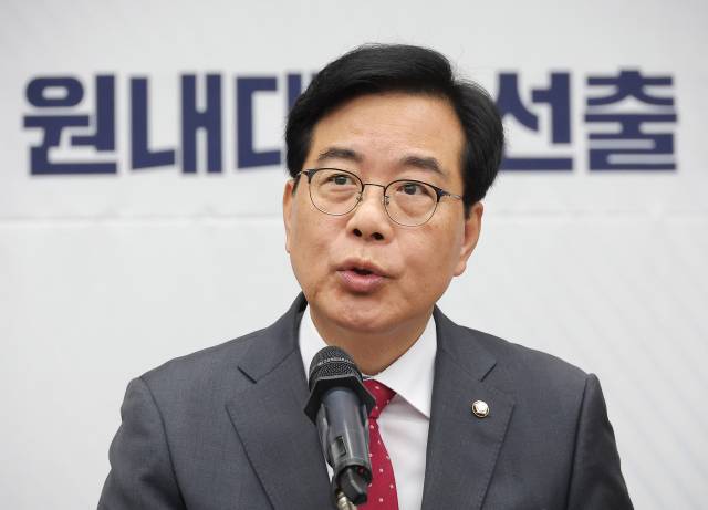 국민의힘 원내대표 선거에 출마한 송언석 후보가 16일 서울 여의도 국회에서 열린 원내대표 선출 선거 의원총회에서 정견발표하고 있다. 연합뉴스