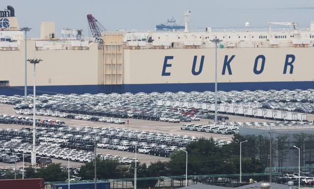 경기도 평택항에 수출용 자동차가 세워져 있다. 연합뉴스