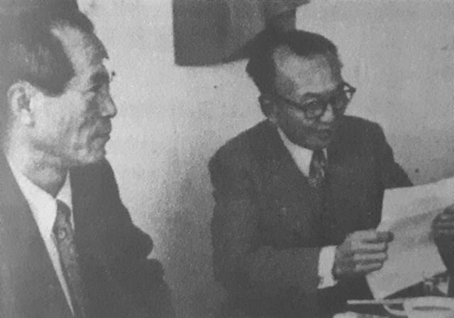 포항 송도해수욕장 한 식당에서 소설가 황순원과 함께 한 한흑구(오른쪽). /한흑구문학기념사업추진위원회 제공