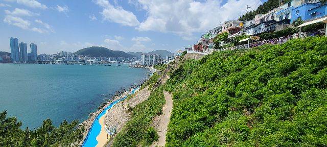 욜로 갈맷길 6코스 '영도 흰여울 한 바퀴'. 이송도전망대에서 바라본 흰여울 문화마을과 절영해안산책로. 부산일보DB